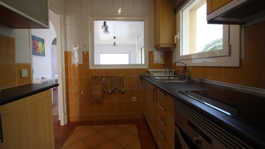 Apartamento con vistas al mar, para alquiler de temporada, con dos dormitorios y parking. 