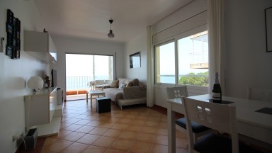 Apartamento con vistas al mar, para alquiler de temporada, con dos dormitorios y parking. 