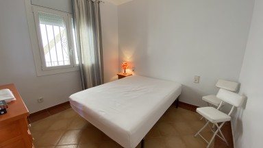 Apartamento con vistas al mar, para alquiler de temporada, con dos dormitorios y parking. 