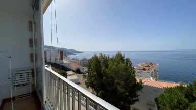 Apartamento con vistas al mar, para alquiler de temporada, con dos dormitorios y parking. 