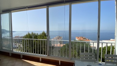 Apartamento con vistas al mar, para alquiler de temporada, con dos dormitorios y parking. 