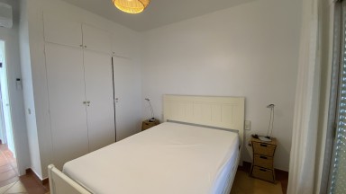 Apartamento con vistas al mar, para alquiler de temporada, con dos dormitorios y parking. 