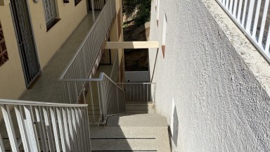 Apartamento con vistas al mar, para alquiler de temporada, con dos dormitorios y parking. 