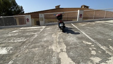 Apartamento con vistas al mar, para alquiler de temporada, con dos dormitorios y parking. 