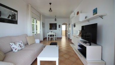 Apartamento con vistas al mar, para alquiler de temporada, con dos dormitorios y parking. 
