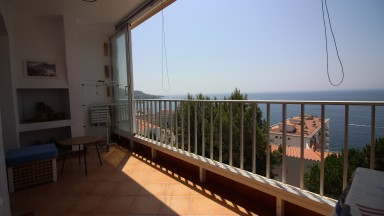 Apartamento con vistas al mar, para alquiler de temporada, con dos dormitorios y parking. 