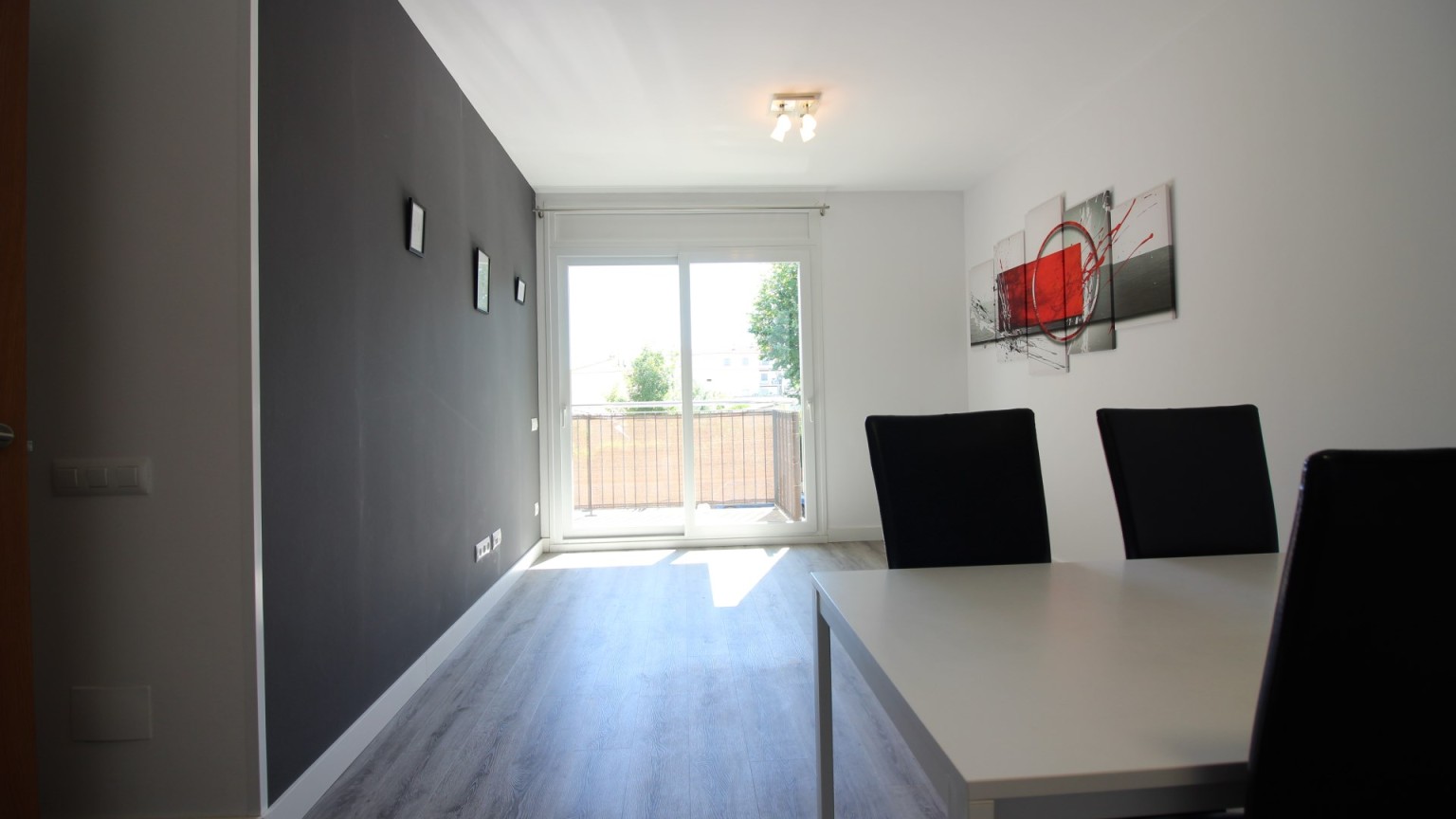 Flat in Empuriabrava with two bedrooms, parking and communal swimming pool