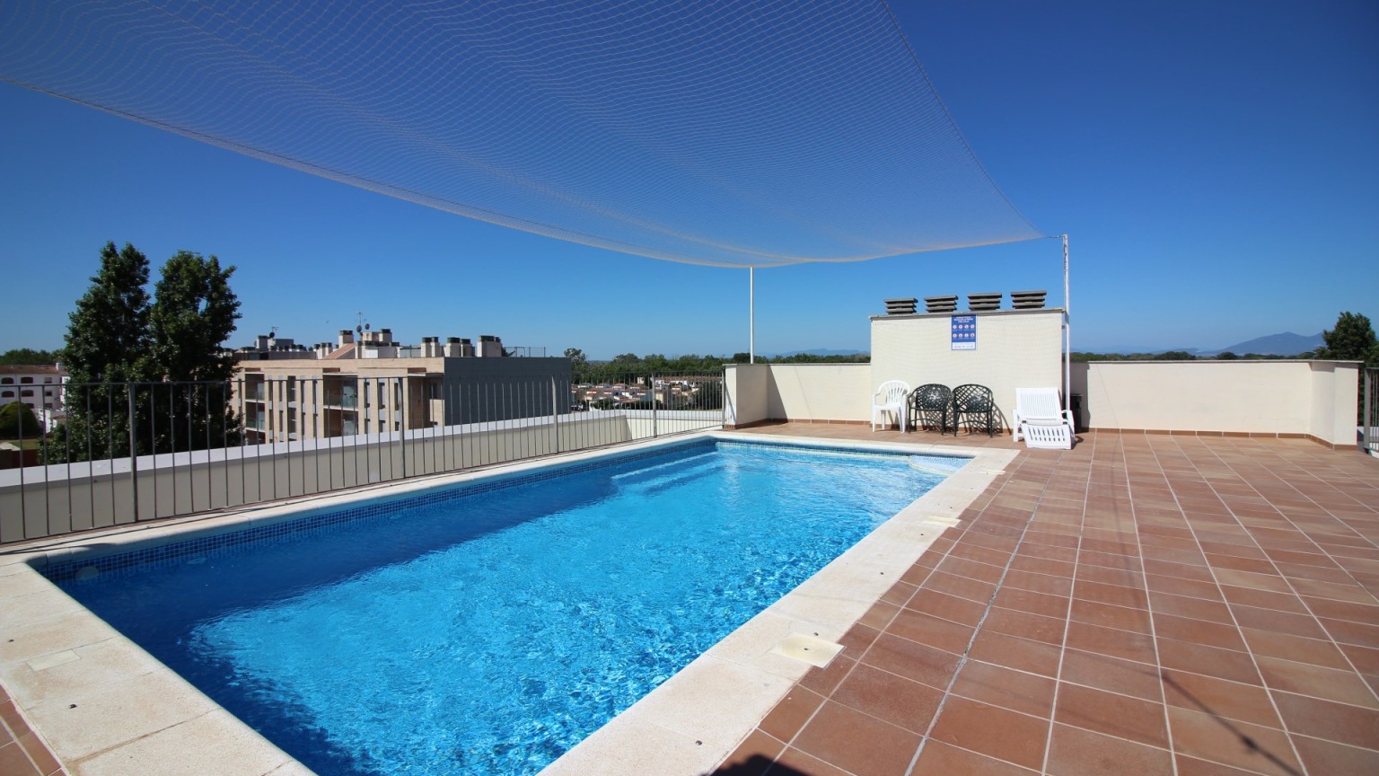 Flat in Empuriabrava with two bedrooms, parking and communal swimming pool