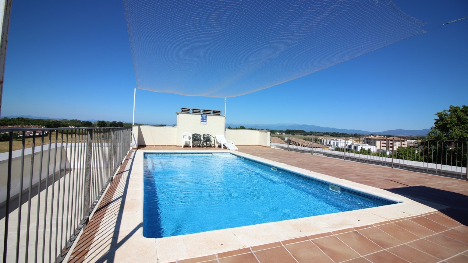 Flat in Empuriabrava with two bedrooms, parking and communal swimming pool