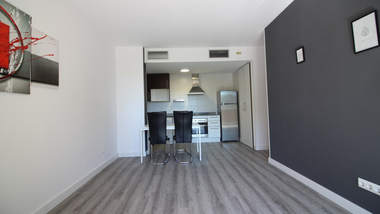 Flat in Empuriabrava with two bedrooms, parking and communal swimming pool