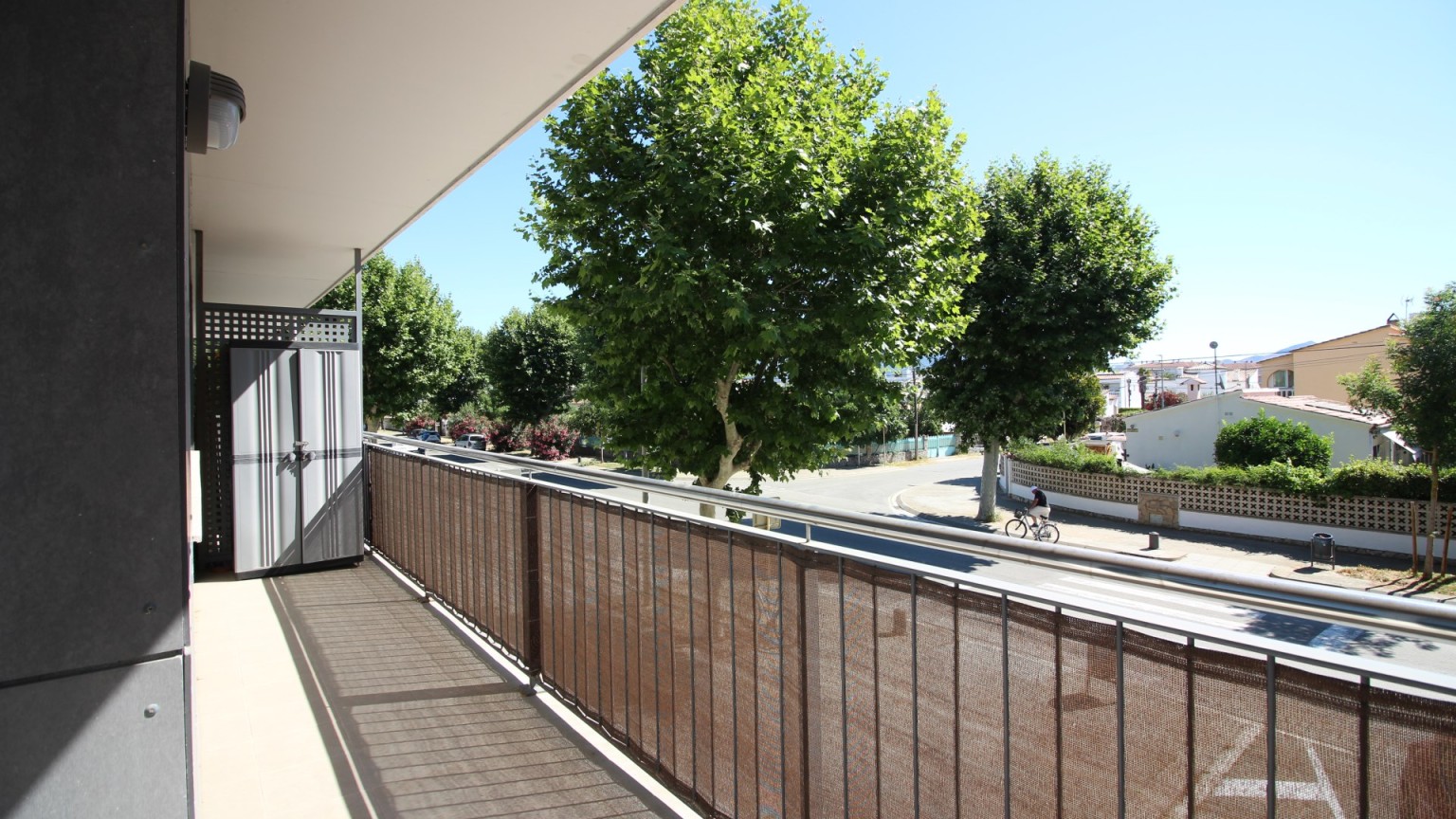 Flat in Empuriabrava with two bedrooms, parking and communal swimming pool