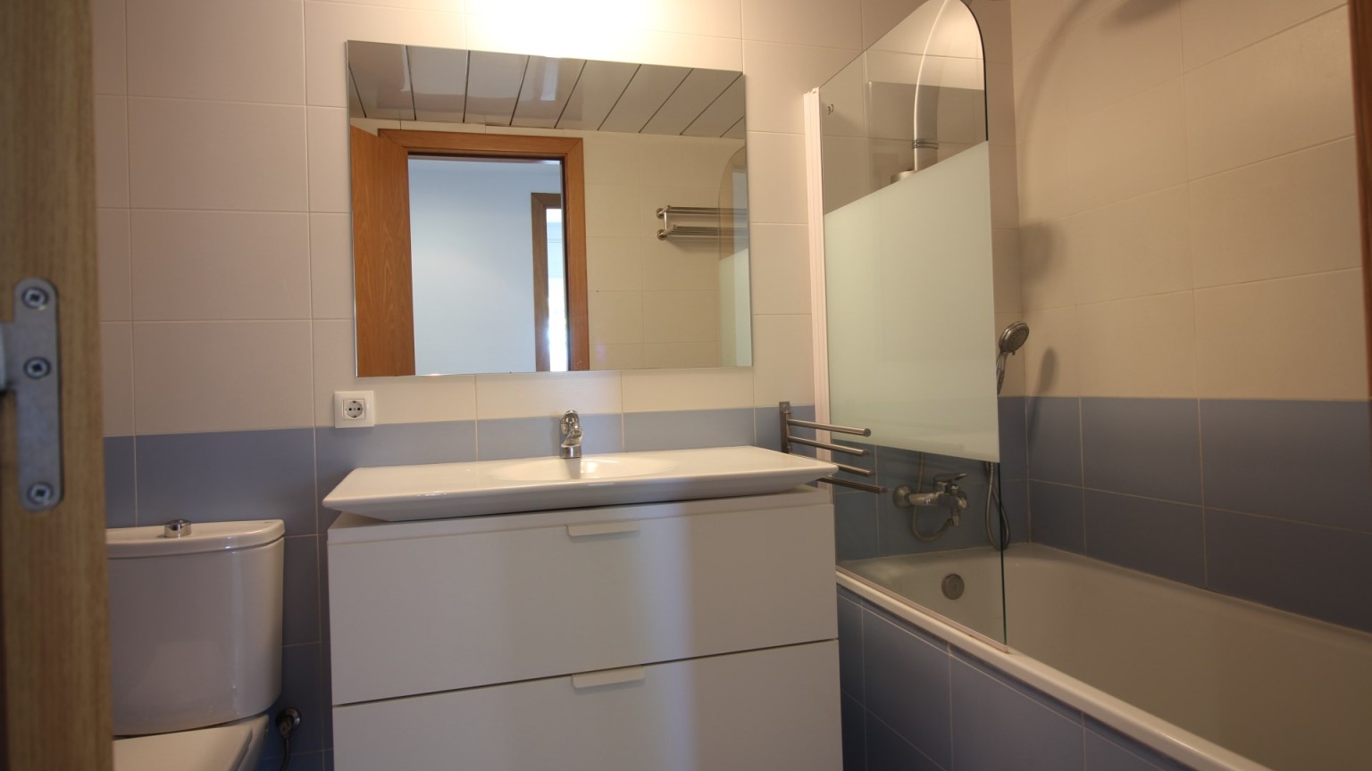 Flat in Empuriabrava with two bedrooms, parking and communal swimming pool