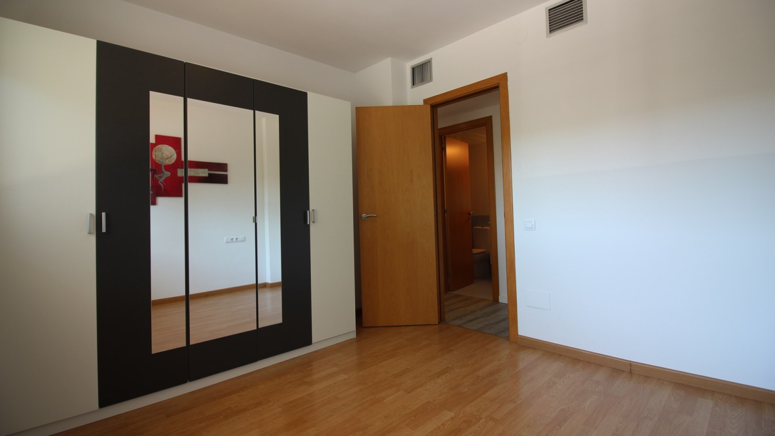 Flat in Empuriabrava with two bedrooms, parking and communal swimming pool