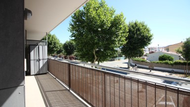 Flat in Empuriabrava with two bedrooms, parking and communal swimming pool