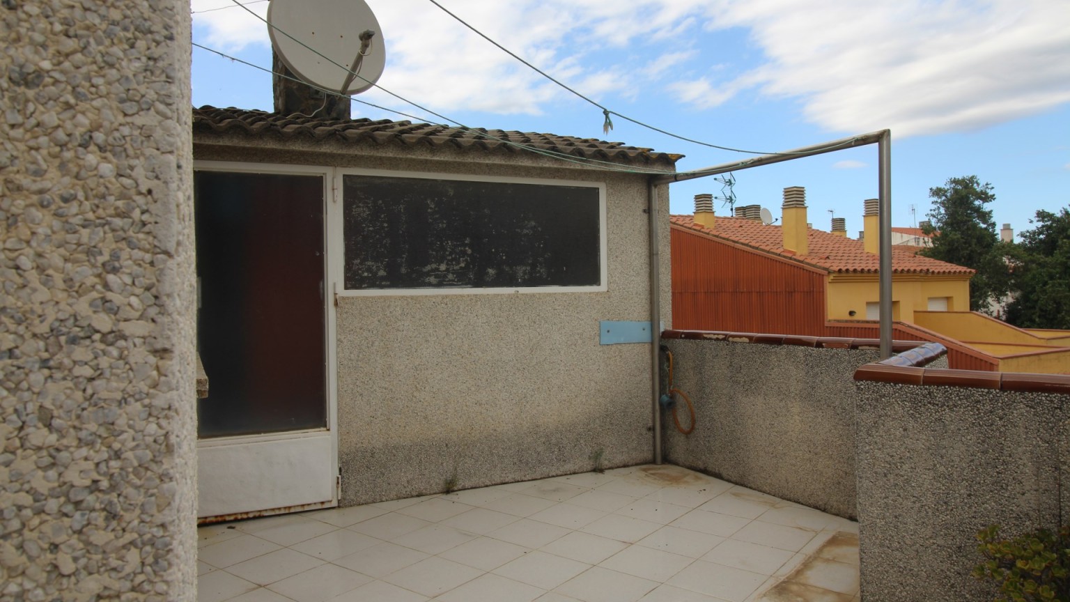 House for sale with dwelling and premises for boarding, in the Eixample area of Figueres