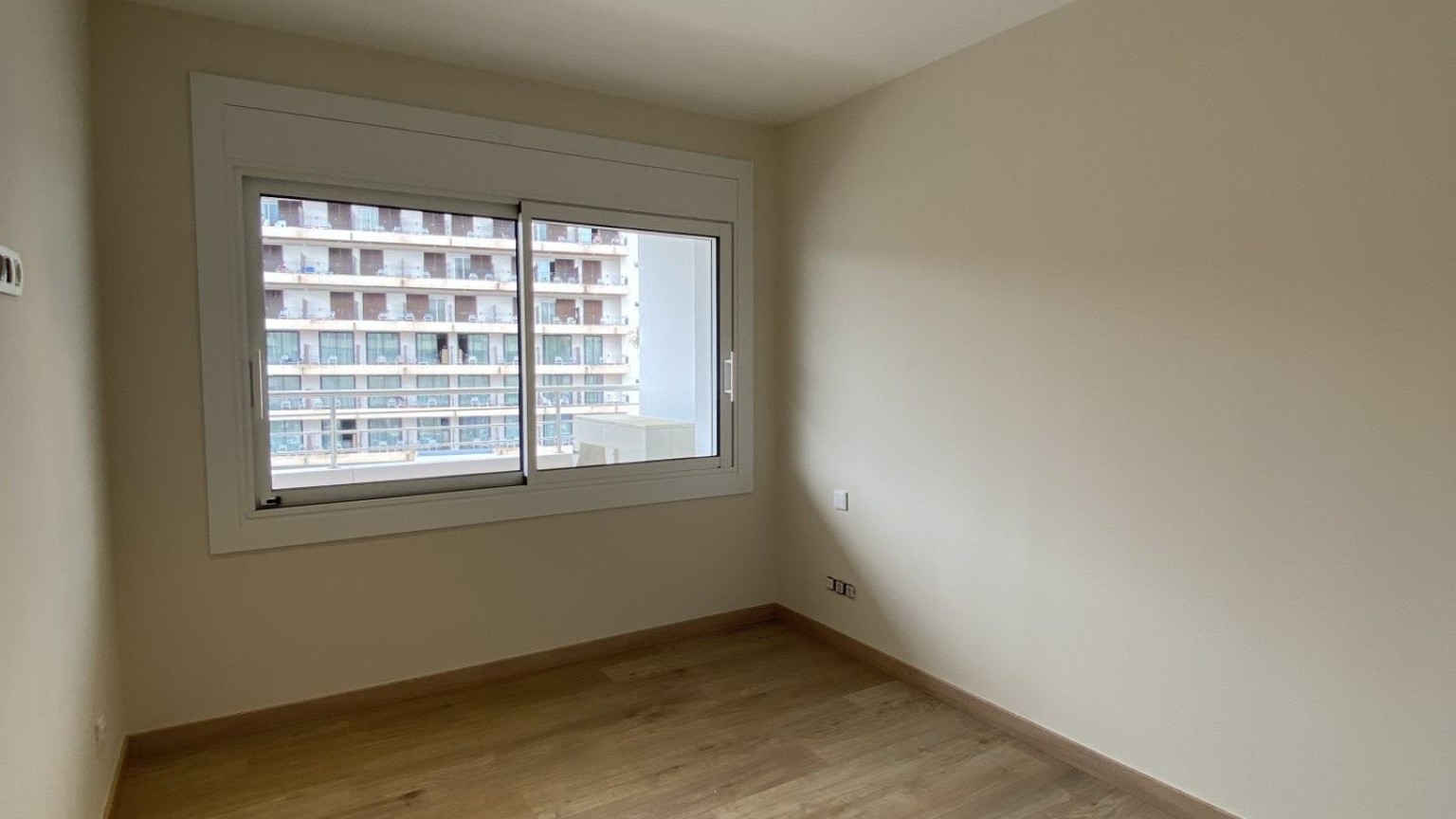 Flat for sale with terrace and sea view
