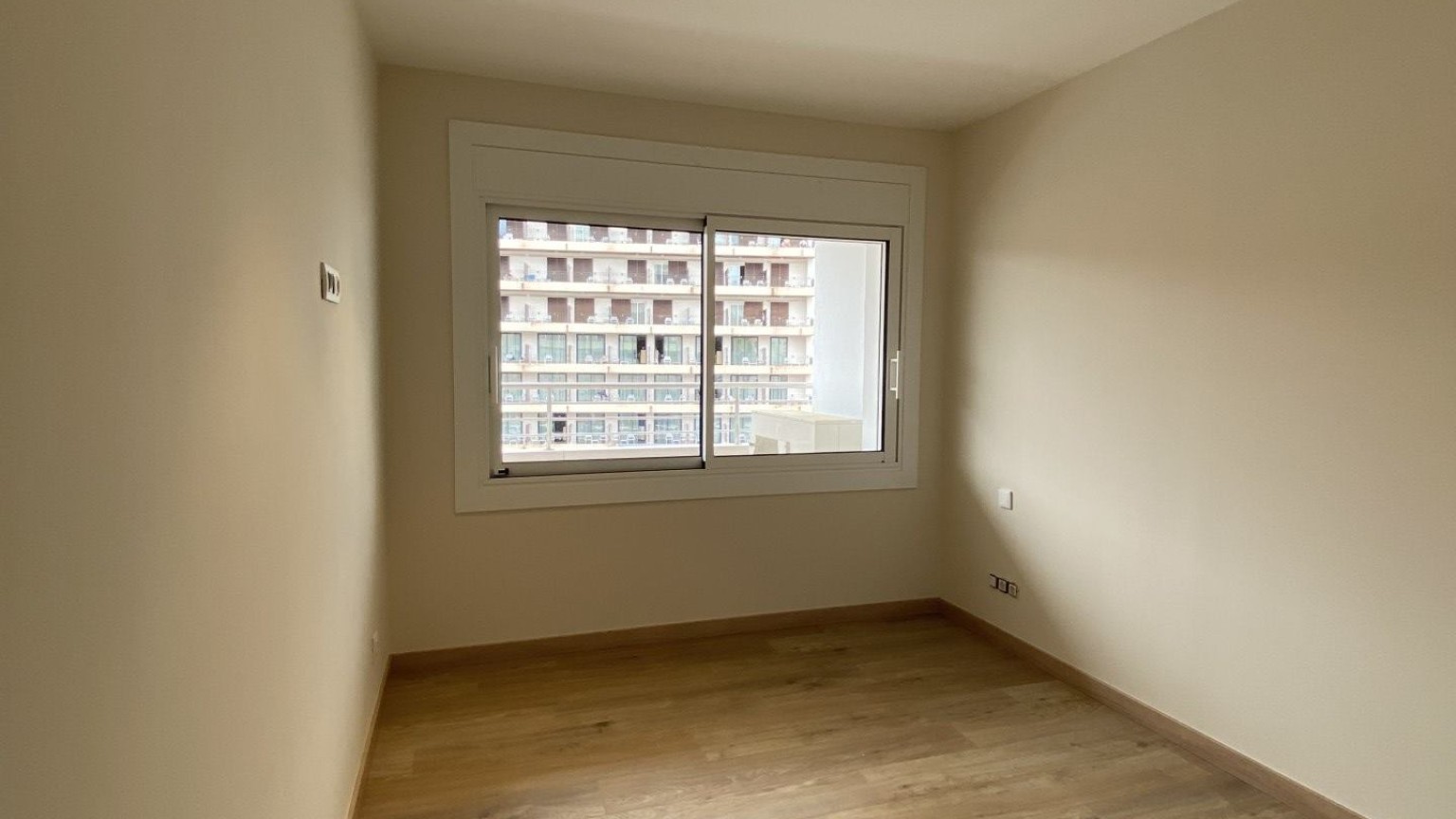 Flat for sale with terrace and sea view