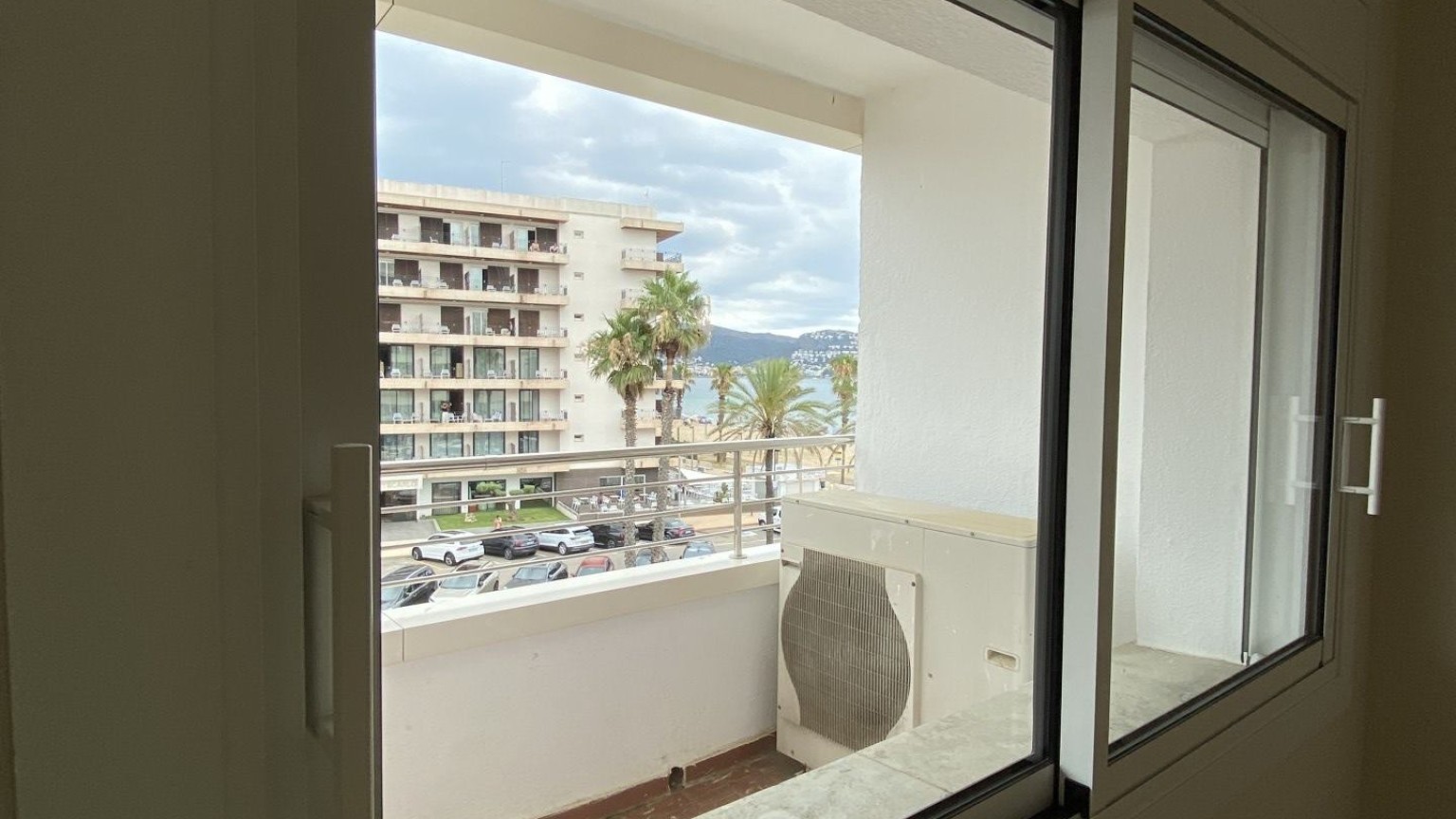 Flat for sale with terrace and sea view