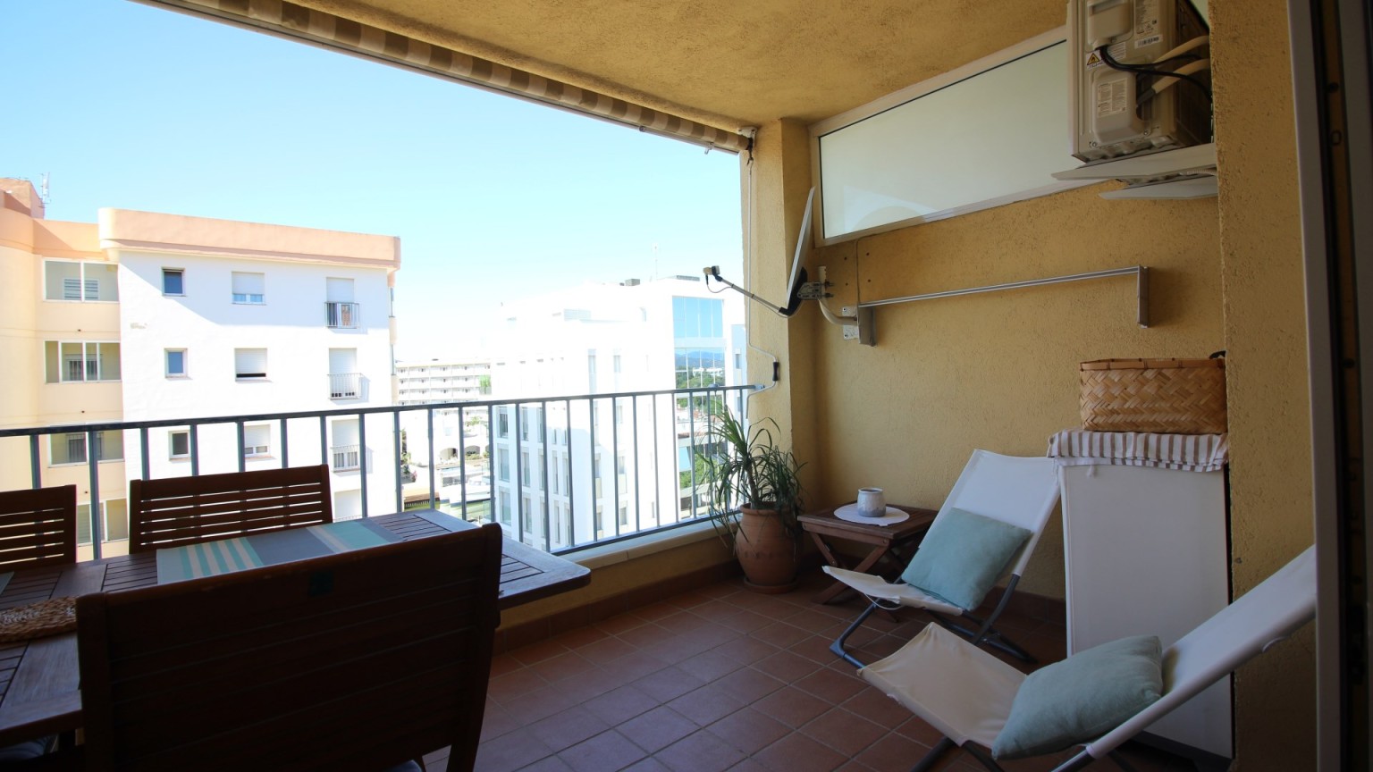 APARTAMENTO CON TERRAZA EN ROSES