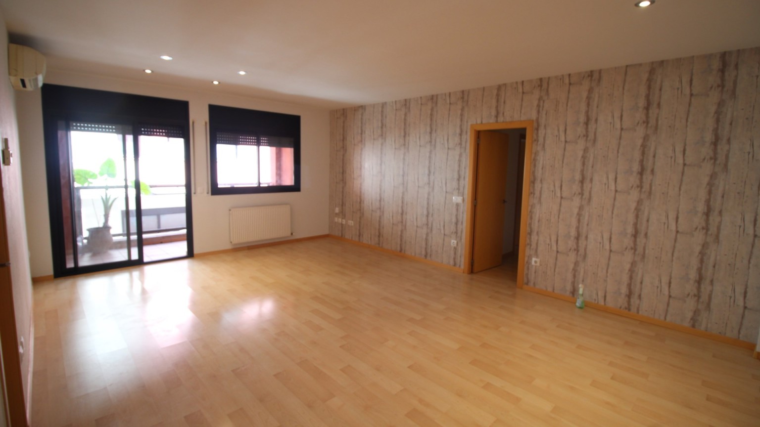Pis en venda a Figueres, a prop del centre, 3 habitacions, pàrquing i traster.