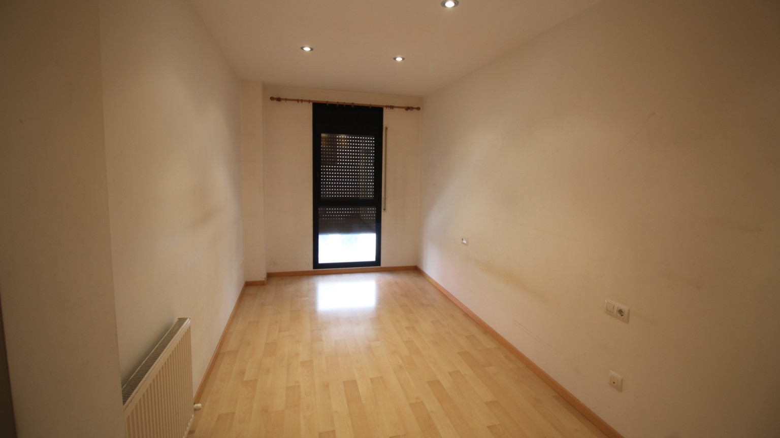 Pis en venda a Figueres, a prop del centre, 3 habitacions, pàrquing i traster.