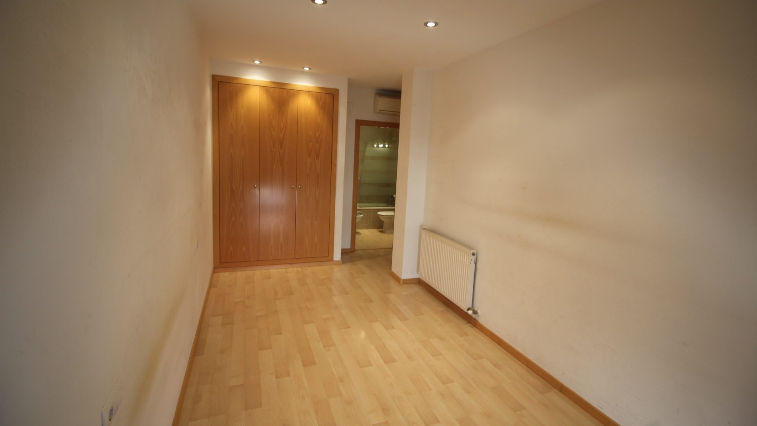 Pis en venda a Figueres, a prop del centre, 3 habitacions, pàrquing i traster.