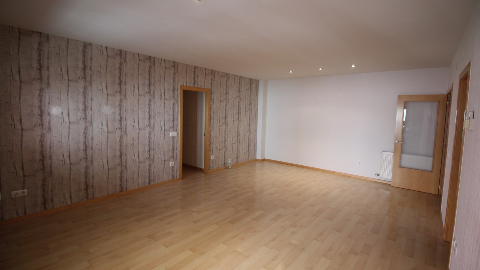 Appartement à vendre à Figueres, près du centre, 3 chambres, parking et débarras.