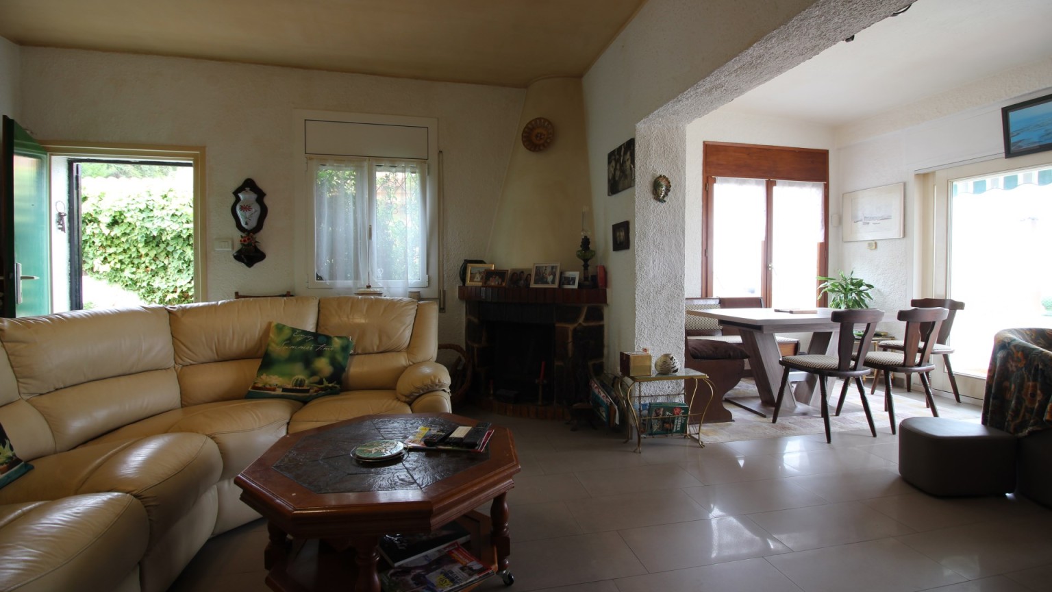 Casa en venda, zona Els Grecs amb 4 dormitoris i 3 banys.