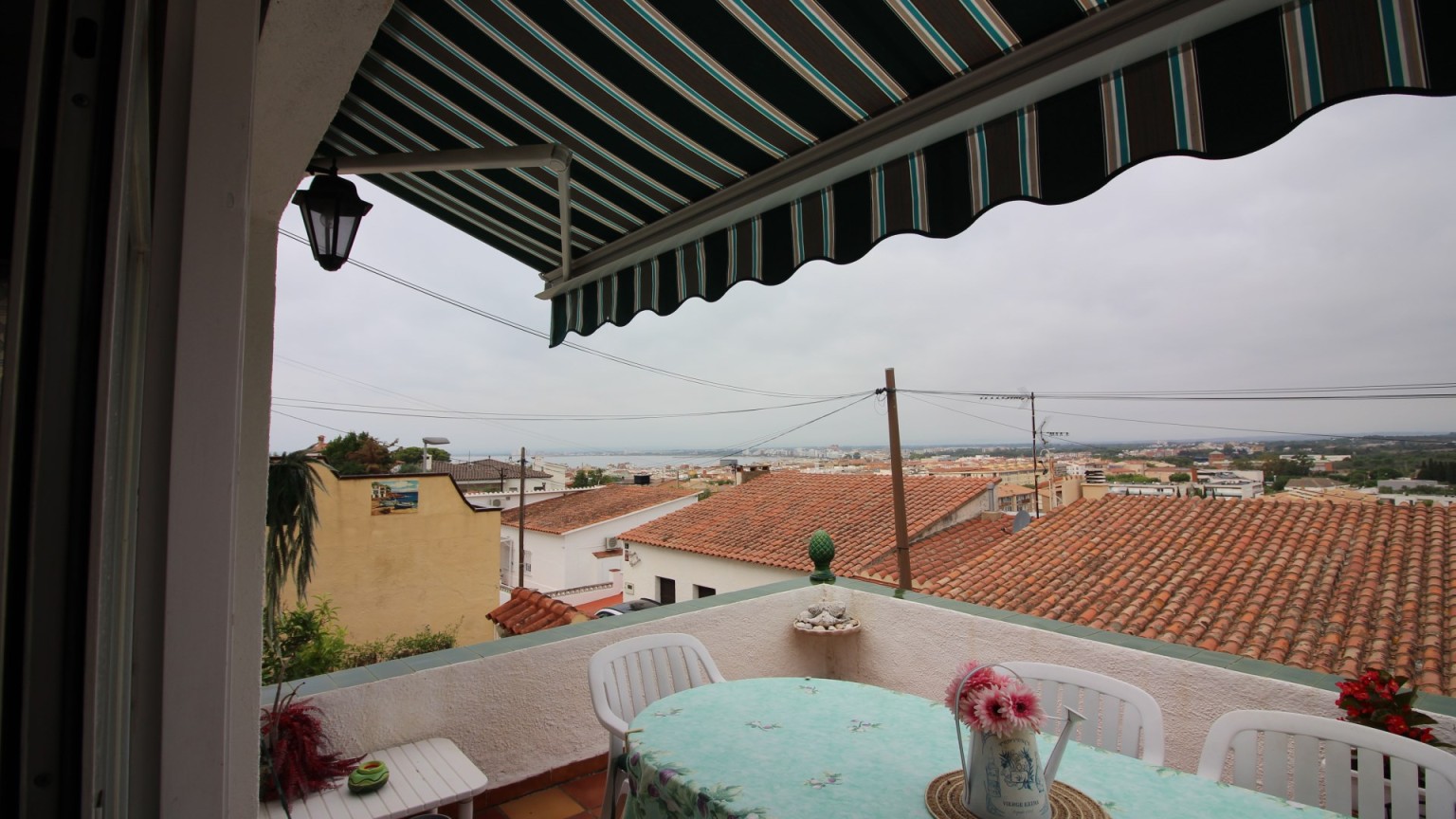 Casa en venda, zona Els Grecs amb 4 dormitoris i 3 banys.
