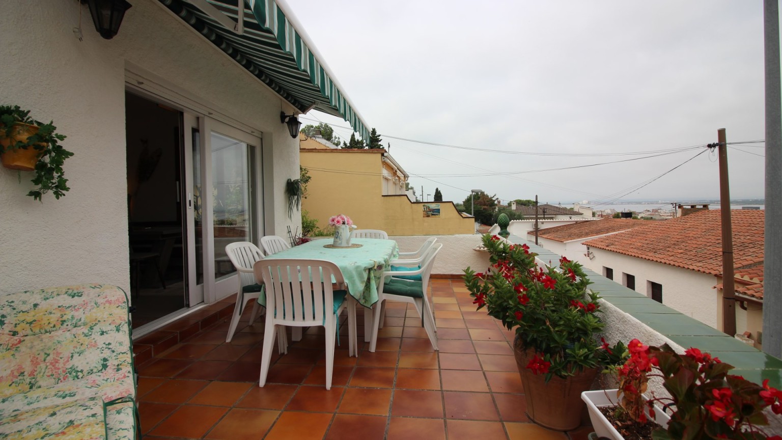 Casa en venda, zona Els Grecs amb 4 dormitoris i 3 banys.