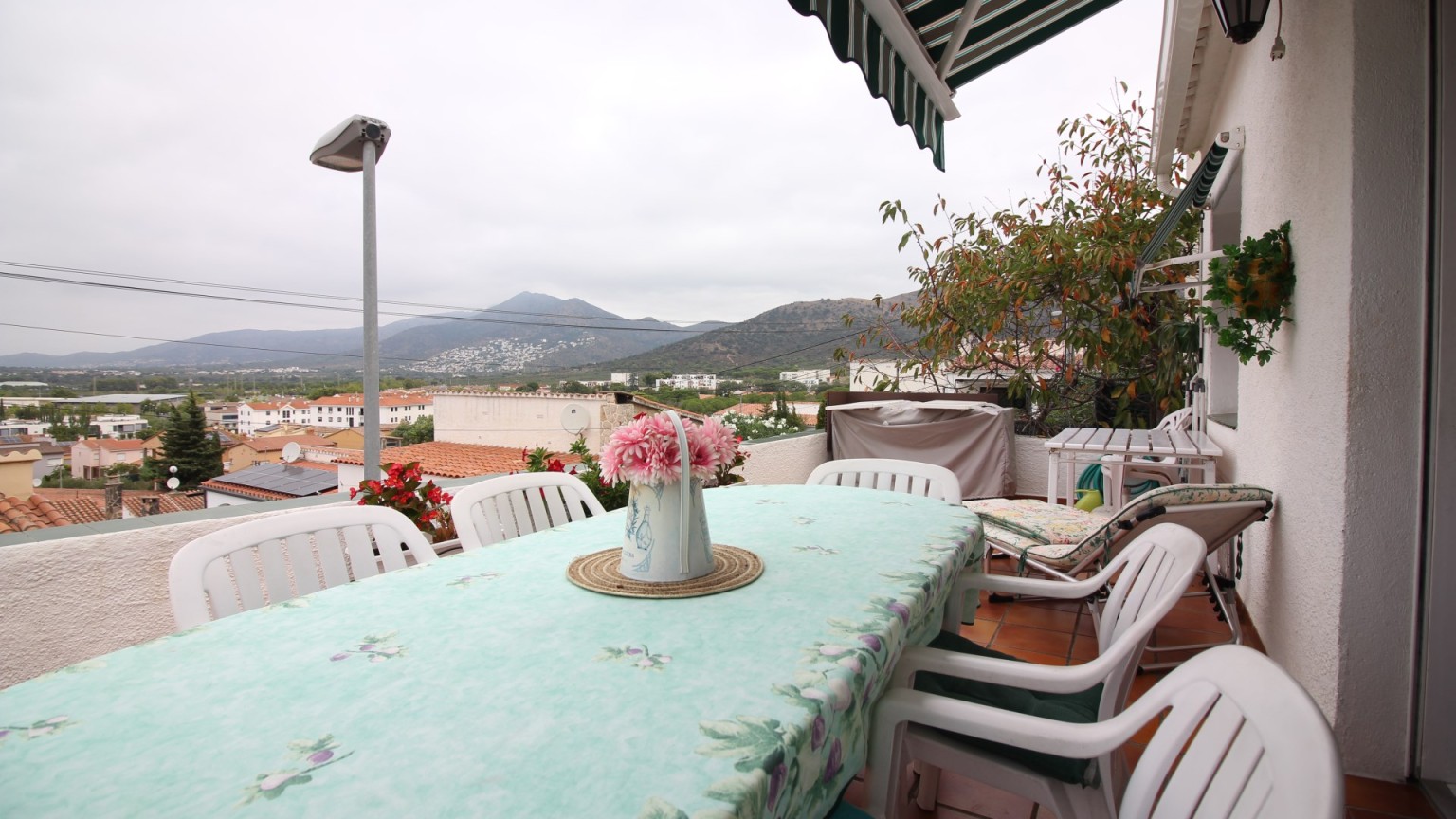 Casa en venda, zona Els Grecs amb 4 dormitoris i 3 banys.