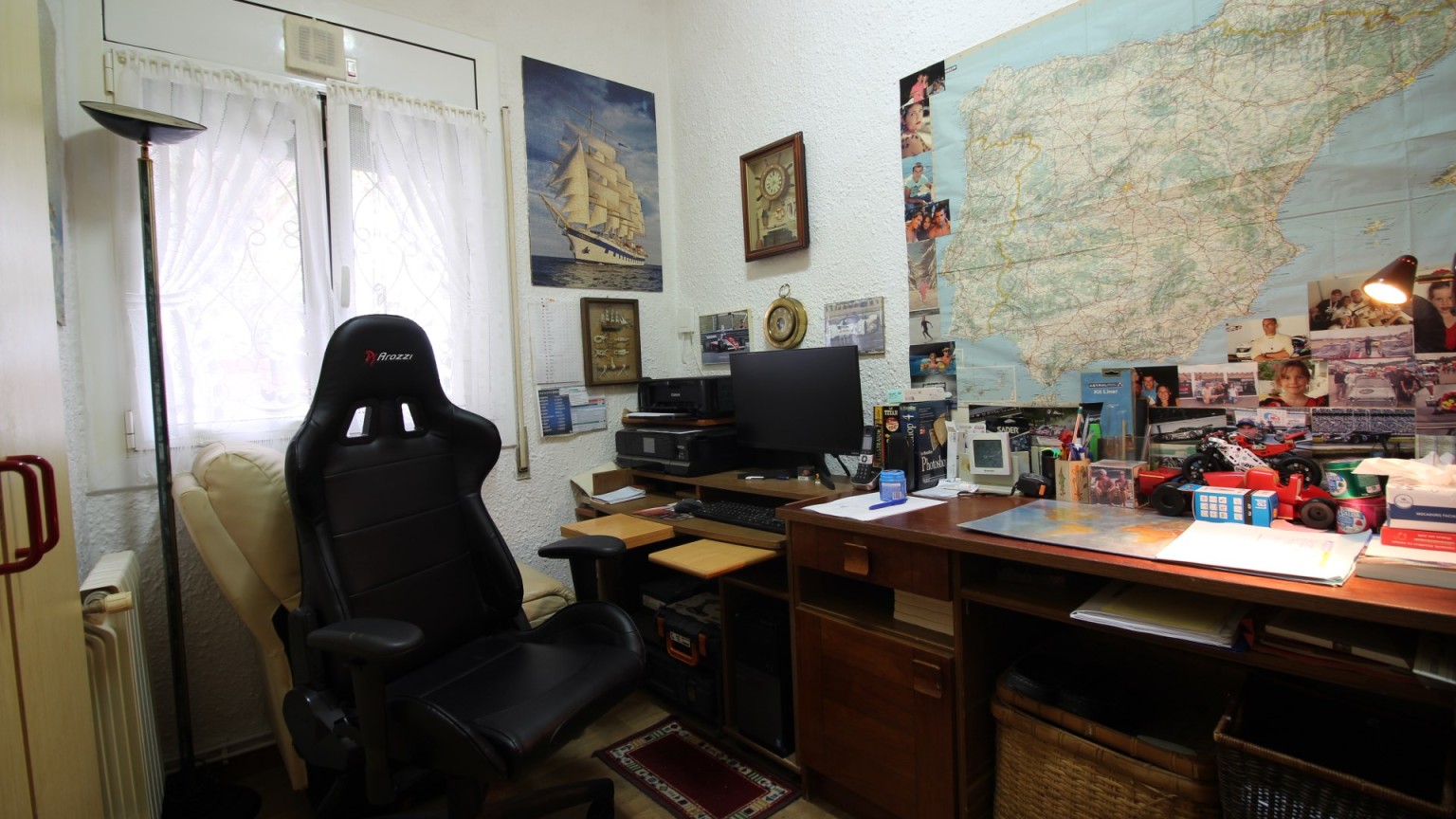 Casa en venda, zona Els Grecs amb 4 dormitoris i 3 banys.