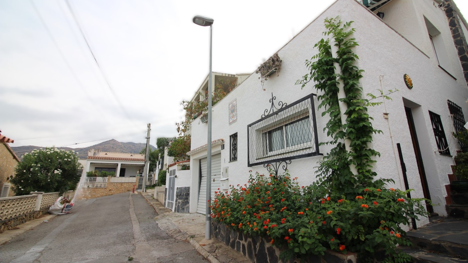 Casa en venda, zona Els Grecs amb 4 dormitoris i 3 banys.
