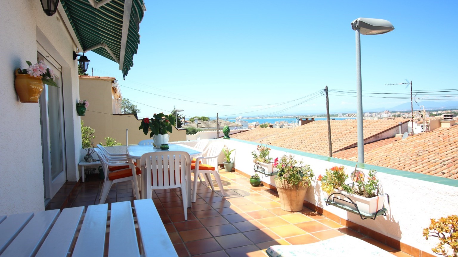 Casa en venda, zona Els Grecs amb 4 dormitoris i 3 banys.