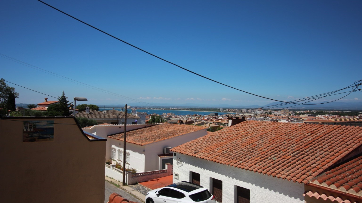 Casa en venda, zona Els Grecs amb 4 dormitoris i 3 banys.