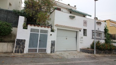 Casa en venda, zona Els Grecs amb 4 dormitoris i 3 banys.