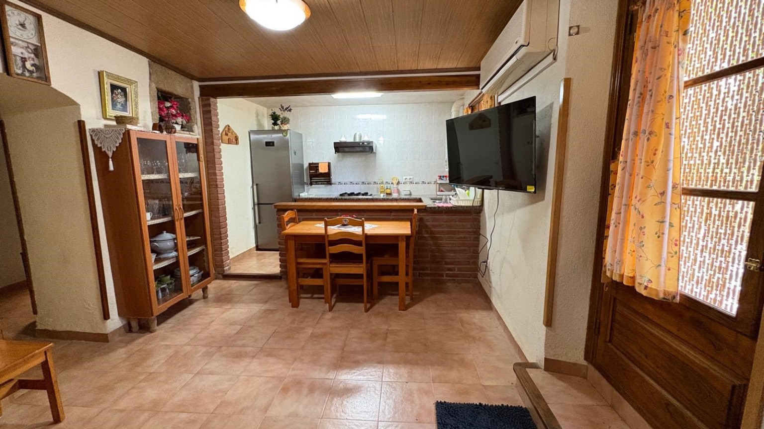 House in the village of Cabanelles of 1 room, with air conditioning, furnished and equipped with electric vehicles.