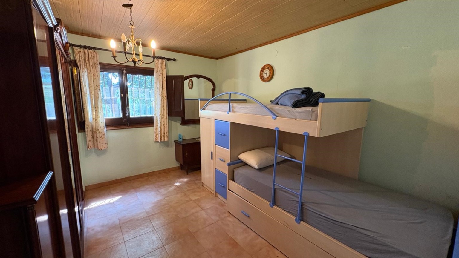 House in the village of Cabanelles of 1 room, with air conditioning, furnished and equipped with electric vehicles.