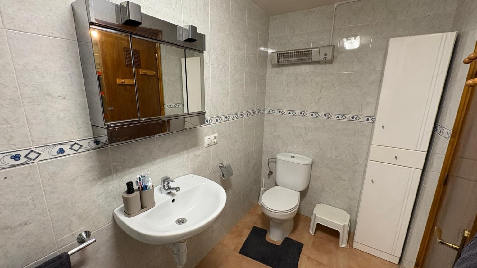 House in the village of Cabanelles of 1 room, with air conditioning, furnished and equipped with electric vehicles.