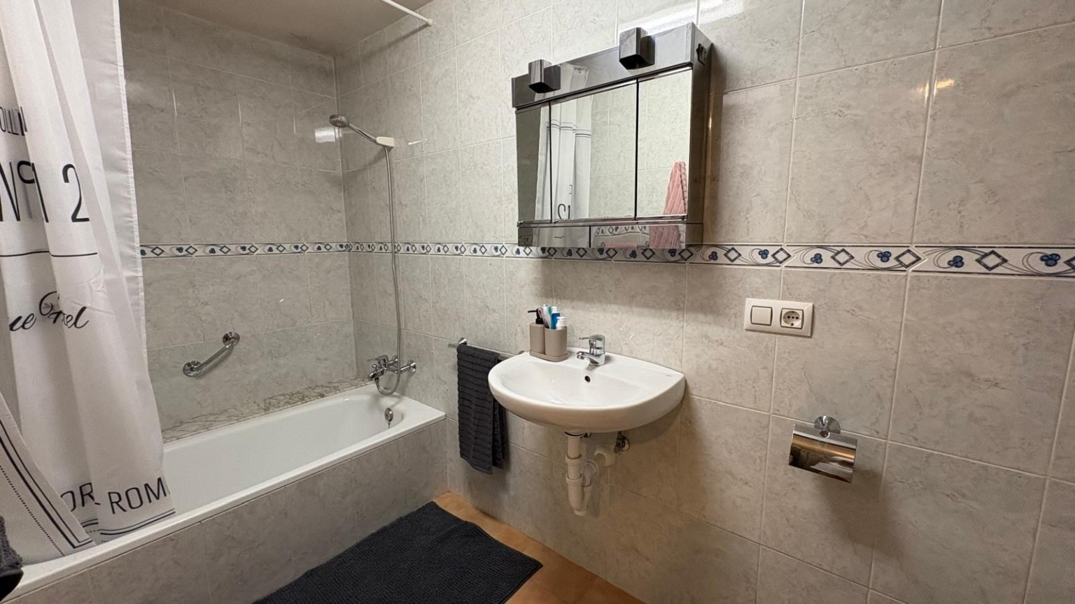 House in the village of Cabanelles of 1 room, with air conditioning, furnished and equipped with electric vehicles.