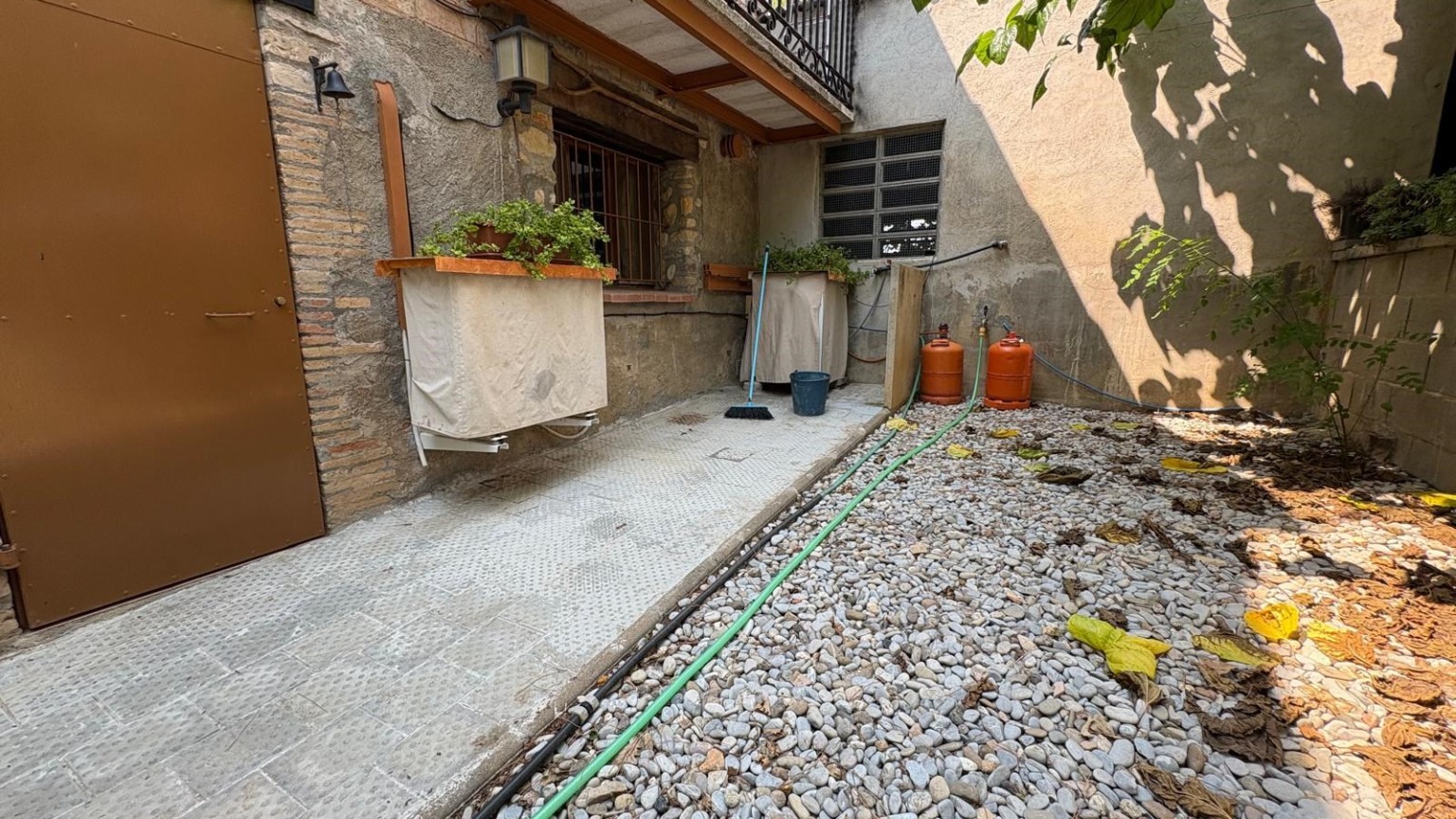House in the village of Cabanelles of 1 room, with air conditioning, furnished and equipped with electric vehicles.