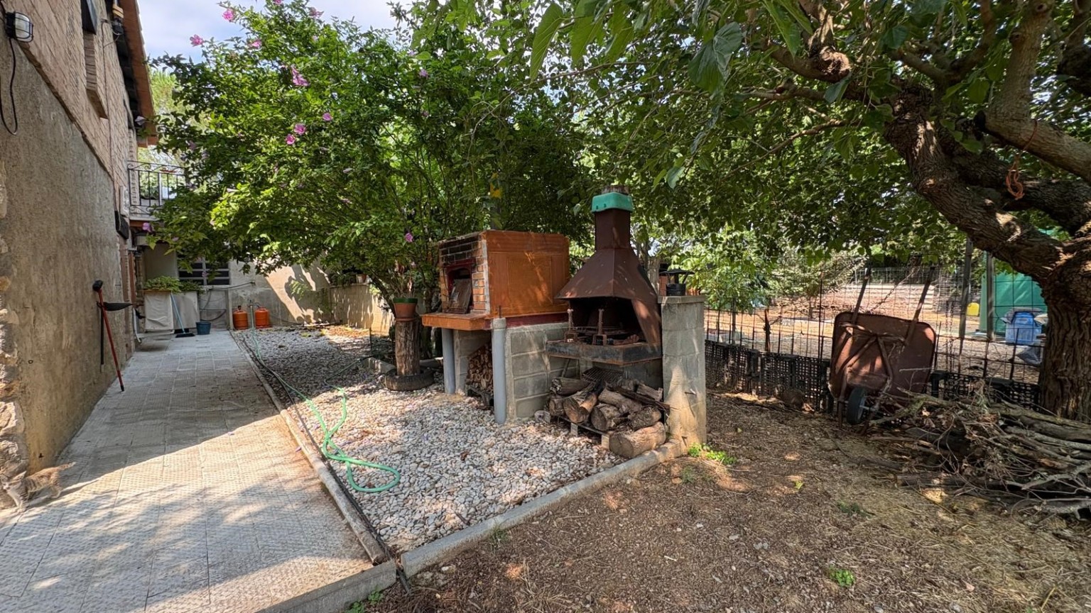 House in the village of Cabanelles of 1 room, with air conditioning, furnished and equipped with electric vehicles.