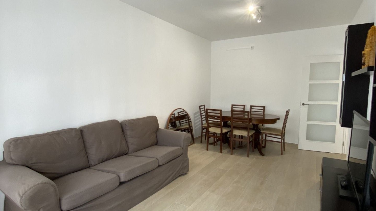 Piso en alquiler, en el centro de Roses, con tres dormitorios. 