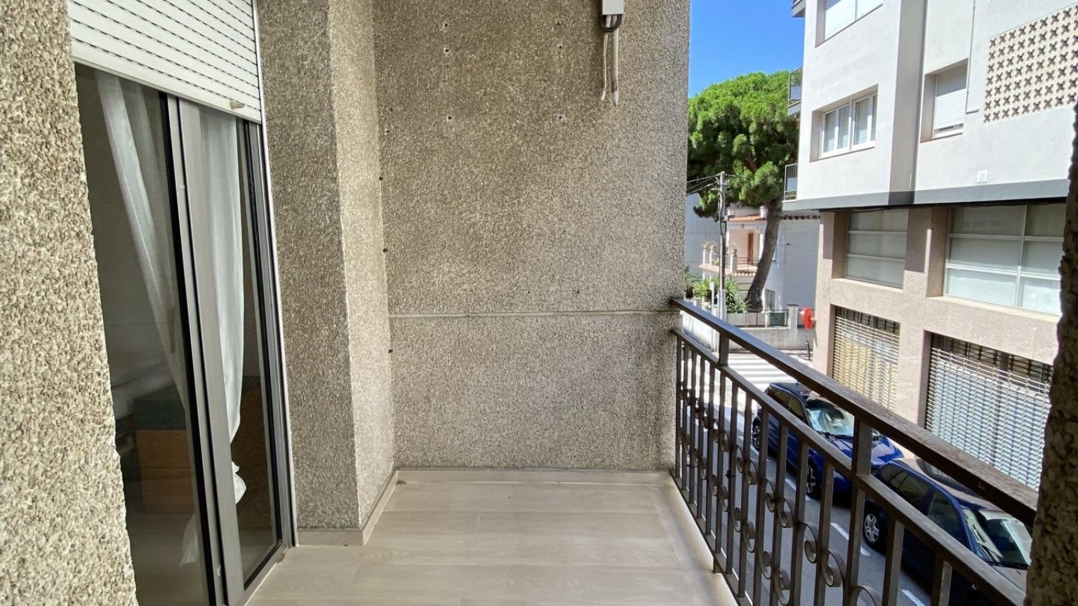 Piso en alquiler, en el centro de Roses, con tres dormitorios. 