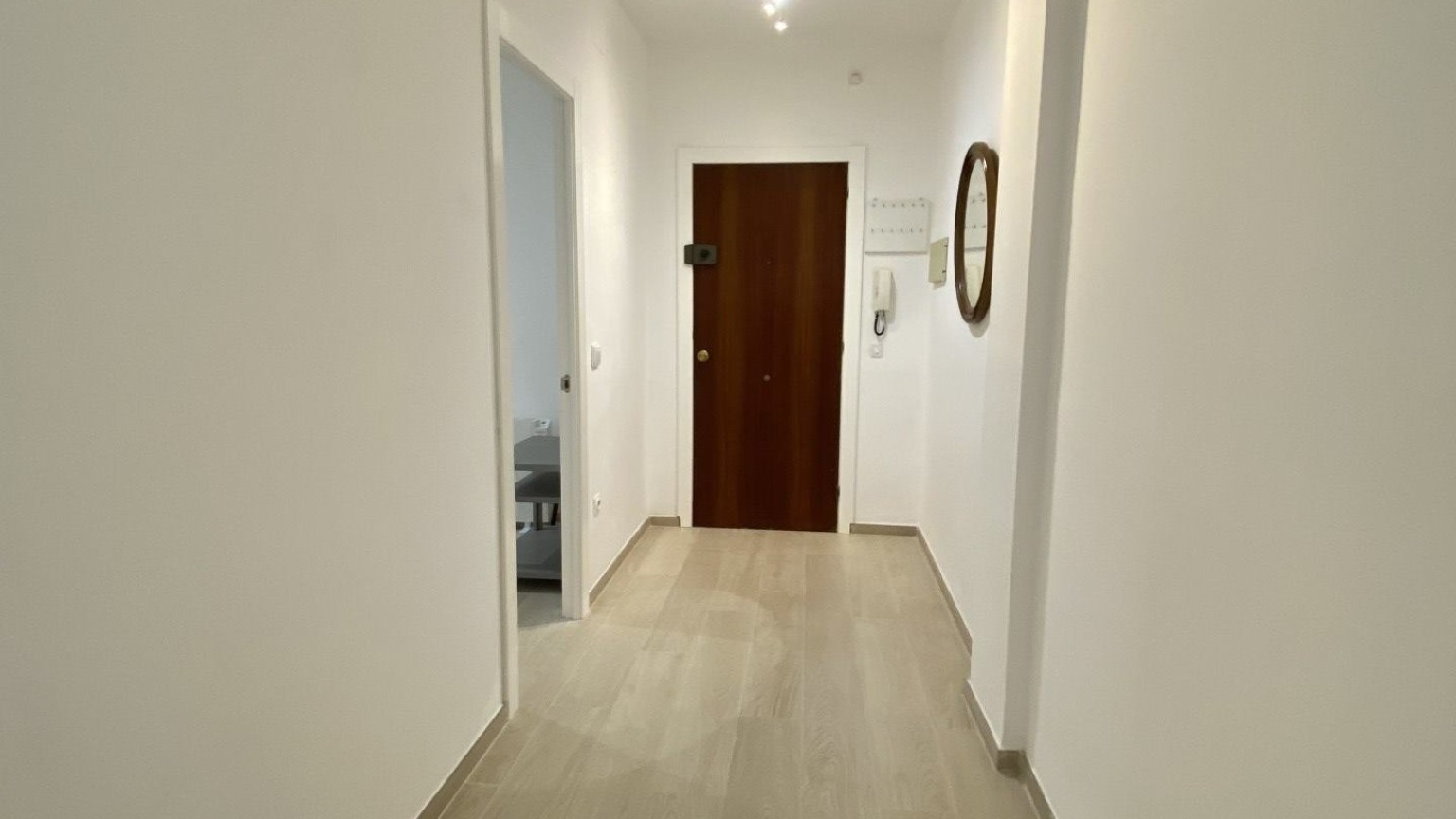 Piso en alquiler, en el centro de Roses, con tres dormitorios. 