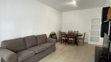Piso en alquiler, en el centro de Roses, con tres dormitorios. 