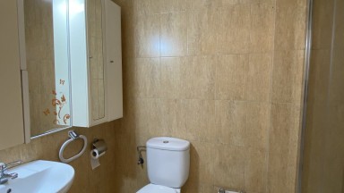 Piso en alquiler, en el centro de Roses, con tres dormitorios. 
