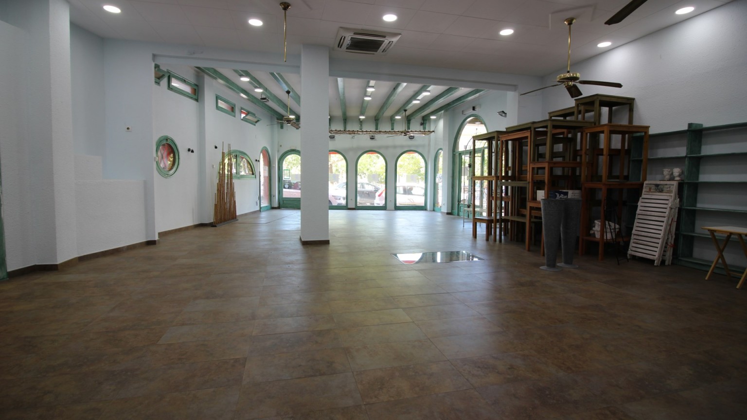 Local comercial en alquiler, 160m² en el centro de Roses, para una actividad anual.