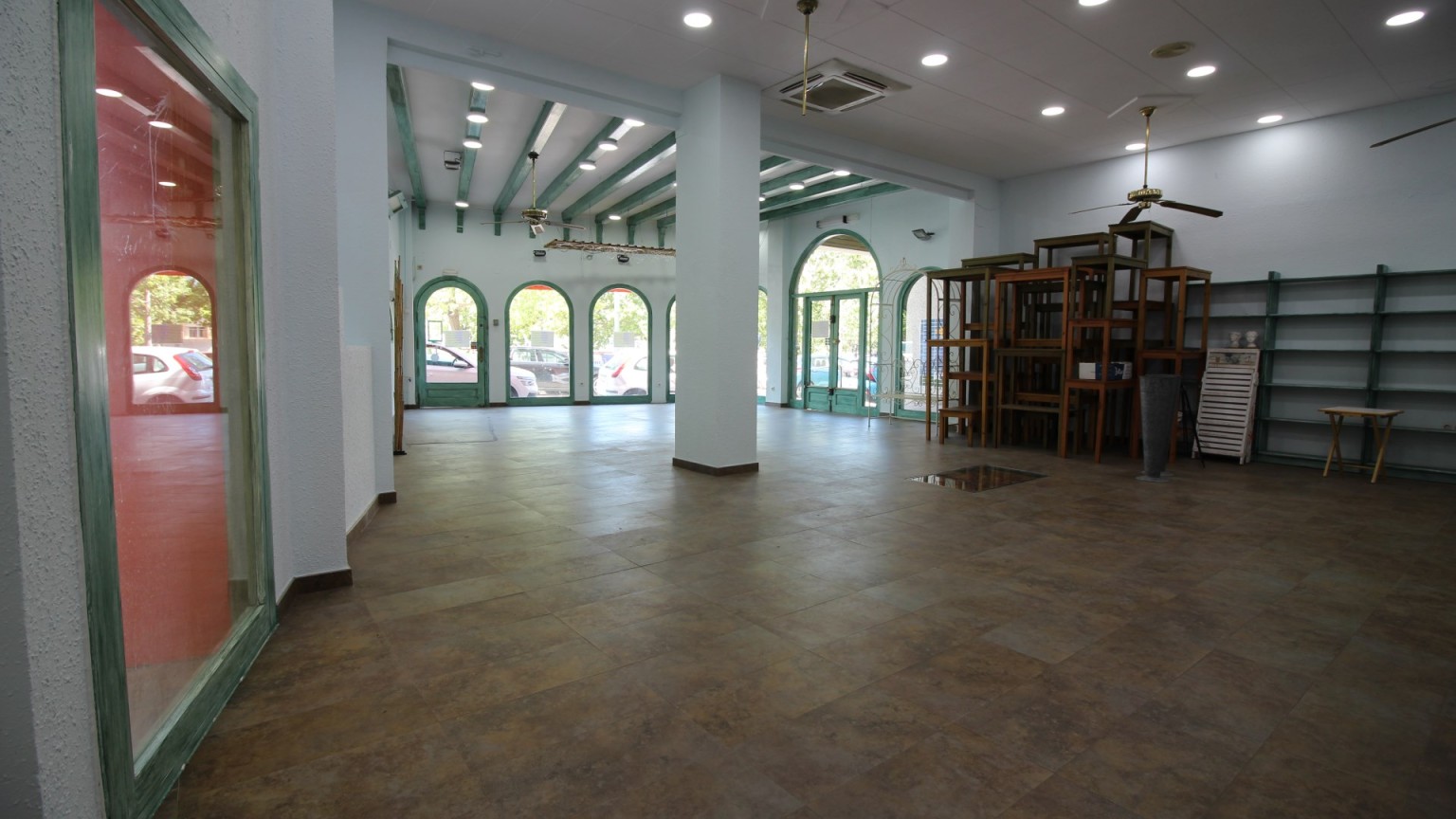 Local comercial en alquiler, 160m² en el centro de Roses, para una actividad anual.