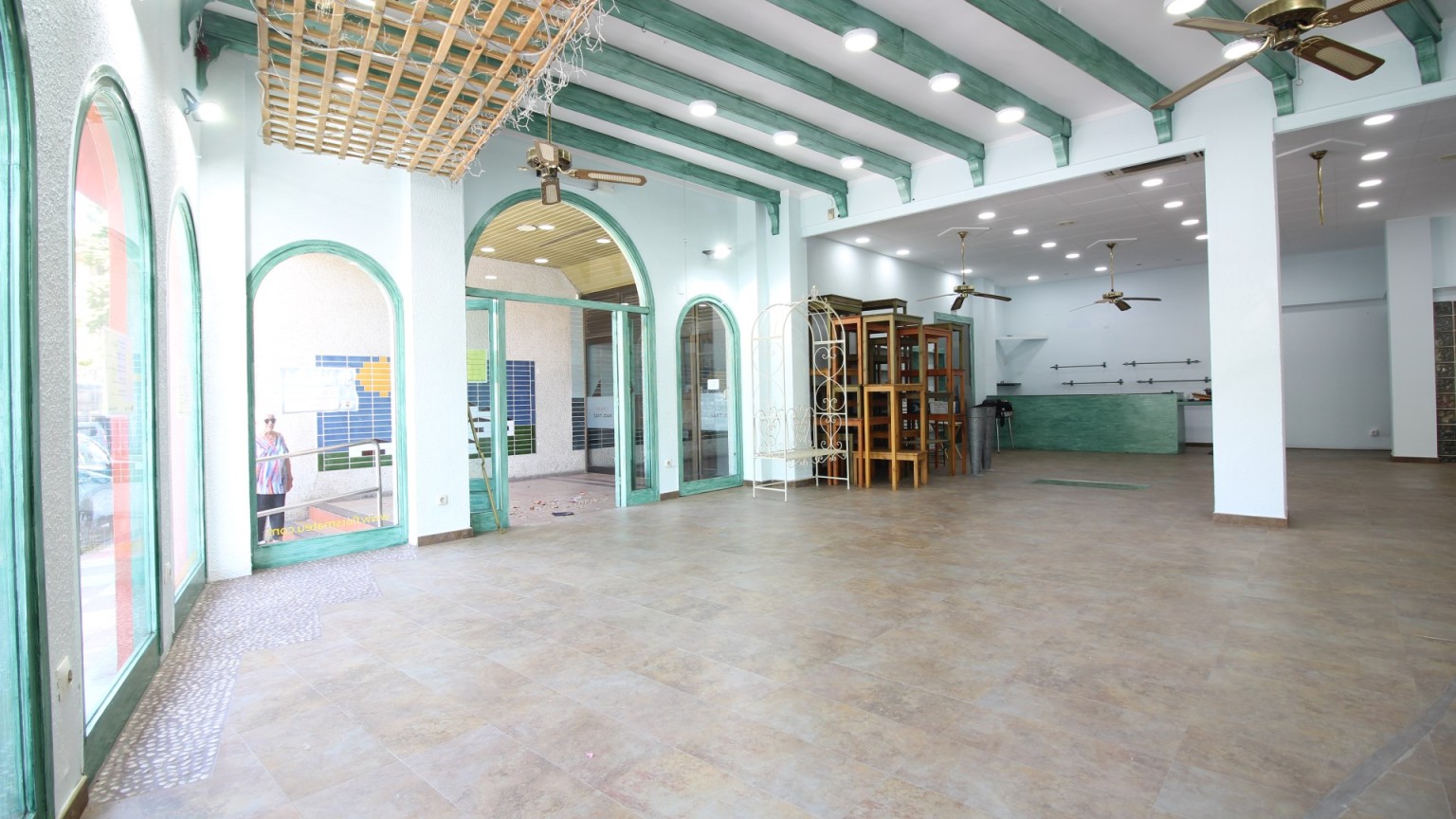 Local comercial en alquiler, 160m² en el centro de Roses, para una actividad anual.